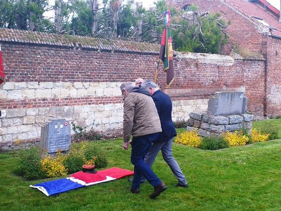 commémorations du 19 mai 1940 - flesquières - Place des combattants - dépôt du képi commémorations du 19 mai 1940 - flesquières - Place des combattants - dépôt du képi