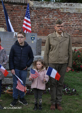 15 octobre 2022 - FLESQUIERES - Cérémonie d'inauguration de l'abribus et d'hommage au Caporal américain J. Bergman avec l'incrustation de son portrait sur la stèle du souvenir - Crédit Photo Jean Marie Caudmont