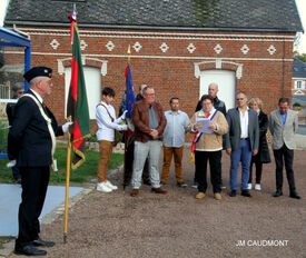 15 octobre 2022 - FLESQUIERES - Cérémonie d'inauguration de l'abribus et d'hommage au Caporal américain J. Bergman avec l'incrustation de son portrait sur la stèle du souvenir - Crédit Photo Jean Marie Caudmont