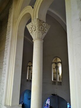 Eglise - architecture néo roman - colonne montante et arches