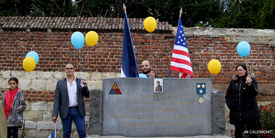 15 octobre 2022 - FLESQUIERES - Cérémonie d'inauguration de l'abribus et d'hommage au Caporal américain J. Bergman avec l'incrustation de son portrait sur la stèle du souvenir - Crédit Photo Jean Marie Caudmont