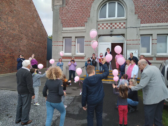 octobre rose Flesquières 2022 - Lâcher de ballon par les enfants du village.
Crédit photo : Mr Leloir Fabien
