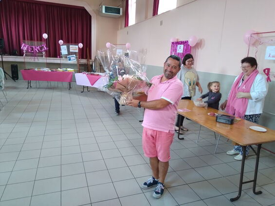 octobre rose Flesquières 2022 - Mr José Da Cunha gagnant du bouquet de roses à la tombola !!!
Crédit photo : Mr Leloir Fabien