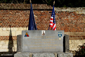 15 octobre 2022 - FLESQUIERES - Cérémonie d'inauguration de l'abribus et d'hommage au Caporal américain J. Bergman avec l'incrustation de son portrait sur la stèle du souvenir - Crédit Photo Jean Marie Caudmont