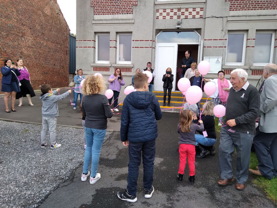 octobre rose Flesquières 2022 - Lâcher de ballons par les enfants
Crédit photo : Mr Leloir Fabien