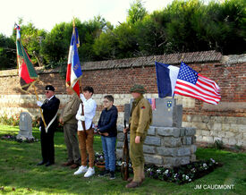 15 octobre 2022 - FLESQUIERES - Cérémonie d'inauguration de l'abribus et d'hommage au Caporal américain J. Bergman avec l'incrustation de son portrait sur la stèle du souvenir - Crédit Photo Jean Marie Caudmont