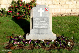 15 octobre 2022 - FLESQUIERES - Cérémonie d'inauguration de l'abribus et d'hommage au Caporal américain J. Bergman avec l'incrustation de son portrait sur la stèle du souvenir - Crédit Photo Jean Marie Caudmont