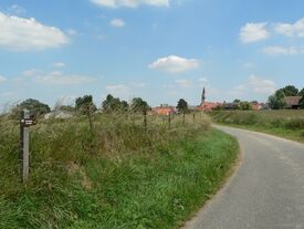 Vue panoramique sur le village depuis le Nord à partir de la VC 408 de Moeuvres à FLESQUIERES
A gauche : plantation de peupliers formant obstacle au champ de vision
A droite : vue sur l’Eglise et les arrières de propriété de la Grande Rue