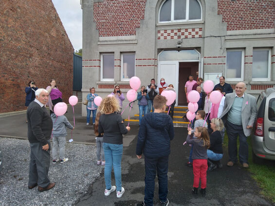 octobre rose Flesquières 2022 - Lâcher de ballons par les enfants
Crédit photo : Mr Leloir Fabien