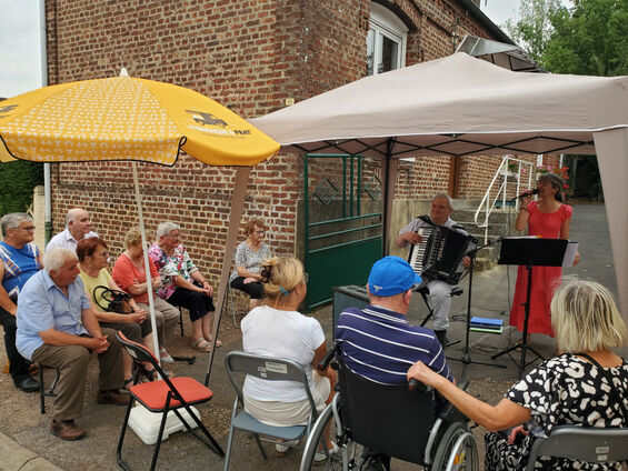 16 août 2022 - spectacle de la Baraque à Frat dans les rues de Flesquières - Crédit photo Fernande Lamouret