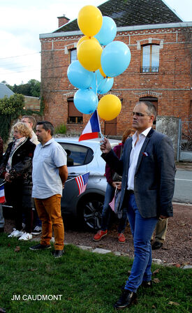 15 octobre 2022 - FLESQUIERES - Cérémonie d'inauguration de l'abribus et d'hommage au Caporal américain J. Bergman avec l'incrustation de son portrait sur la stèle du souvenir - Crédit Photo Jean Marie Caudmont