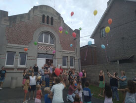 13 juillet 2022 - FLESQUIERES - Lâcher de ballons des enfants - Crédit photo Fabien LELOIR