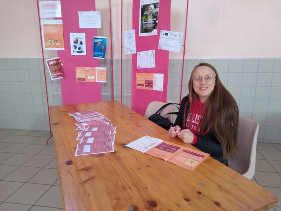 octobre rose Flesquières 2022 - Mme Isabelle Motte, infirmière puéricultrice au CH Cambrai, sensibilise à l'importance du dépistage du cancer du sein.
Crédit photo : Mr Leloir Fabien