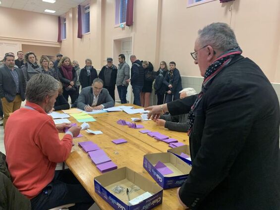 Billy Journet, maire par intérim depuis le 1er janvier, a annoncé au terme du dépouillement le nom des trois candidats élus