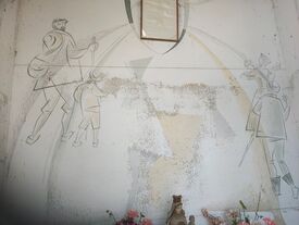 inscriptions et illustrations de personnages religieux sur les murs