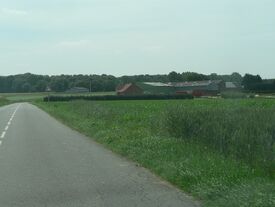 En provenance de CAMBRAI par la RD 92, les bâtiments agricoles de la première exploitation se détachent de l’enveloppe urbaine marquant ainsi un impact sur le paysage local.