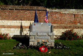 15 octobre 2022 - FLESQUIERES - Cérémonie d'inauguration de l'abribus et d'hommage au Caporal américain J. Bergman avec l'incrustation de son portrait sur la stèle du souvenir - Crédit Photo Jean Marie Caudmont