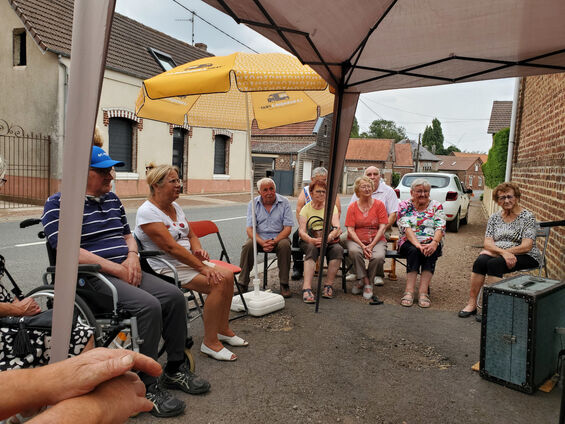 16 août 2022 - spectacle de la Baraque à Frat dans les rues de Flesquières - Crédit photo Fernande Lamouret