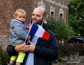 15 octobre 2022 - FLESQUIERES - Cérémonie d'inauguration de l'abribus et d'hommage au Caporal américain J. Bergman avec l'incrustation de son portrait sur la stèle du souvenir - Crédit Photo Jean Marie Caudmont