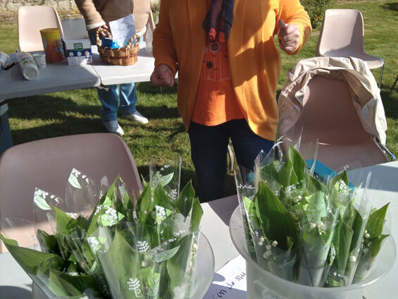 1er ami 2022 - Vente de muguet par l'association "Flesquières en Fêtes" - Mme Bernadette Lefebvre - crédit photo F. LELOIR