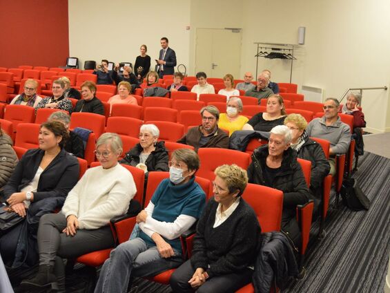 8 décembre 2022 - Remise des dons collectés par la commune de Flesquières à l'occasion d'octobre rose à la CAC de Cambrai - Crédit Photo : Mr Philippe Moreau, Cambrai Métropole News