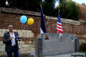 15 octobre 2022 - FLESQUIERES - Cérémonie d'inauguration de l'abribus et d'hommage au Caporal américain J. Bergman avec l'incrustation de son portrait sur la stèle du souvenir - Crédit Photo Jean Marie Caudmont