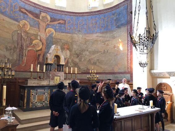 10 juillet 2022 - troupe de scouts au sein de l'Eglise de Flesquières - Crédit photo Gilles de Valicourt