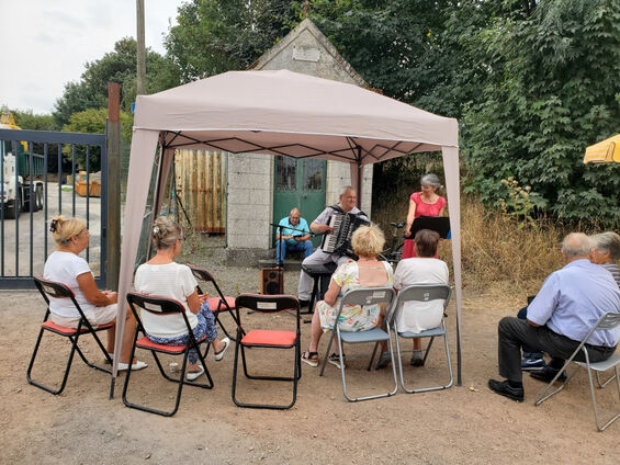 16 août 2022 - spectacle de la Baraque à Frat dans les rues de Flesquières - Crédit photo Fernande Lamouret