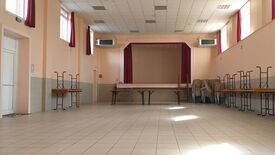 salle de fêtes - vue générale depuis l'entrée