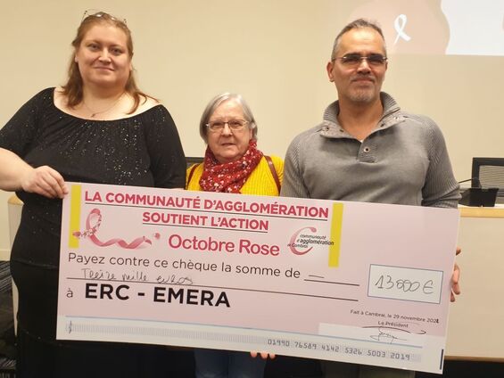 8 décembre 2022 - Remise des dons collectés par la commune de Flesquières à l'occasion d'octobre rose à la CAC de Cambrai : A droite, Aurélie Lavallée, secrétaire de l'Association Flesquières en fêtes, Bernadette Lefebvre, membre bénévole de l'association Flesquières en fêtes et Fabien Leloir, 2ème adjoint de la commune.