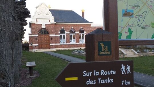 mairie de flesquières - vue générale avec aperçu d'un chemin de randonnée