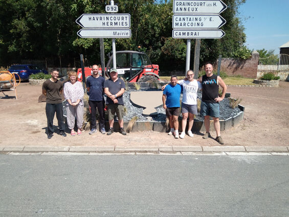 4 juin 2022 - coulage dalle de béton pour support blason de la place
Crédit photo Fabien Leloir