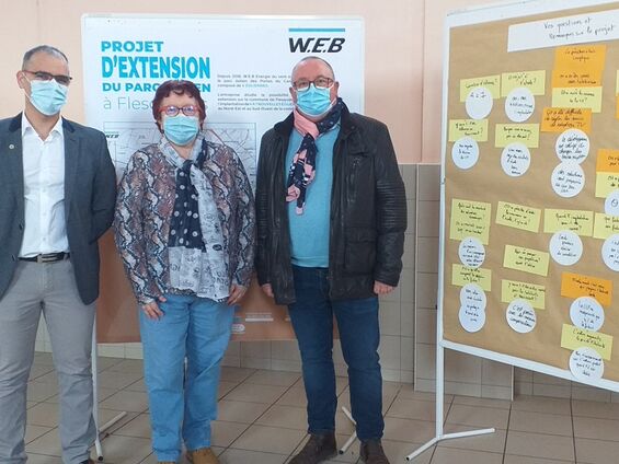 13 mars 2021 - forum d'informations sur le second projet éolien de flesquières
Fernande Lamouret, maire entourée de Fabien Leloir à gauche (2ème adjoint) et de Billy journet à droite (1er adjoint) 13 mars 2021 - forum d'informations sur le second projet éolien de flesquières