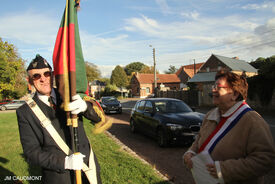 15 octobre 2022 - FLESQUIERES - Cérémonie d'inauguration de l'abribus et d'hommage au Caporal américain J. Bergman avec l'incrustation de son portrait sur la stèle du souvenir - Crédit Photo Jean Marie Caudmont