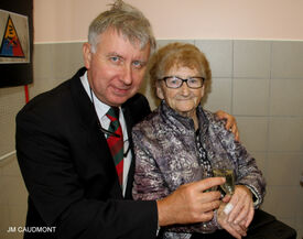 15 octobre 2022 - FLESQUIERES - Cérémonie d'inauguration de l'abribus et d'hommage au Caporal américain J. Bergman avec l'incrustation de son portrait sur la stèle du souvenir - Crédit Photo Jean Marie Caudmont