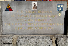 15 octobre 2022 - FLESQUIERES - Cérémonie d'inauguration de l'abribus et d'hommage au Caporal américain J. Bergman avec l'incrustation de son portrait sur la stèle du souvenir - Crédit Photo Jean Marie Caudmont