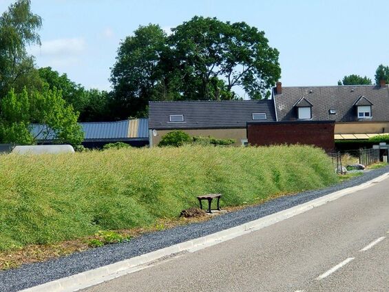 10 juin 2022 - mise en place de bancs sur la route du cimetière et à la mairie - crédit photo : Billy Journet