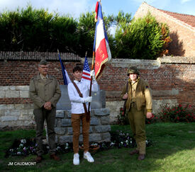 15 octobre 2022 - FLESQUIERES - Cérémonie d'inauguration de l'abribus et d'hommage au Caporal américain J. Bergman avec l'incrustation de son portrait sur la stèle du souvenir - Crédit Photo Jean Marie Caudmont