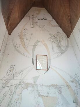 inscriptions et illustrations de personnages religieux sur les murs