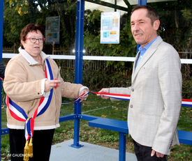 15 octobre 2022 - FLESQUIERES - Cérémonie d'inauguration de l'abribus et d'hommage au Caporal américain J. Bergman avec l'incrustation de son portrait sur la stèle du souvenir - Crédit Photo Jean Marie Caudmont