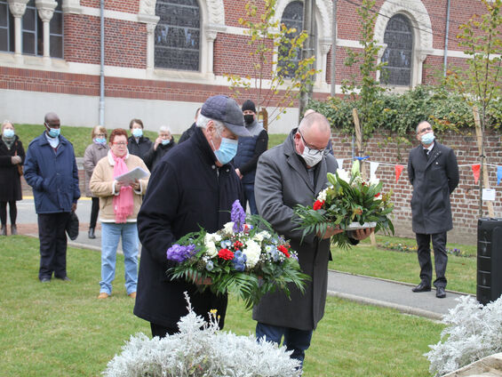 Commémorations du 11 novembre 2021 - dépôt de gerbe Bernard Drain (à gauche) et Billy Journet (à droite) - Crédit photo JM Caudemont Commémorations du 11 novembre 2021 - dépôt de gerbe Bernard Drain (à gauche) et Billy Journet (à droite) - Crédit photo JM Caudemont
