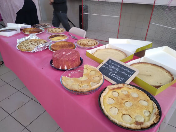 octobre rose Flesquières 2022 - Stand de vente de pâtisseries (merci aux apprentis chefs pâtissiers pour les dons de tartes...)
Crédit photo : Mr Leloir Fabien