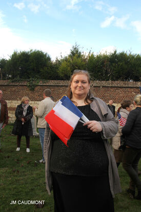 15 octobre 2022 - FLESQUIERES - Cérémonie d'inauguration de l'abribus et d'hommage au Caporal américain J. Bergman avec l'incrustation de son portrait sur la stèle du souvenir - Crédit Photo Jean Marie Caudmont