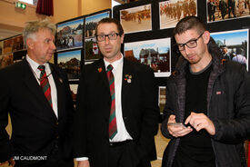 15 octobre 2022 - FLESQUIERES - Cérémonie d'inauguration de l'abribus et d'hommage au Caporal américain J. Bergman avec l'incrustation de son portrait sur la stèle du souvenir - Crédit Photo Jean Marie Caudmont