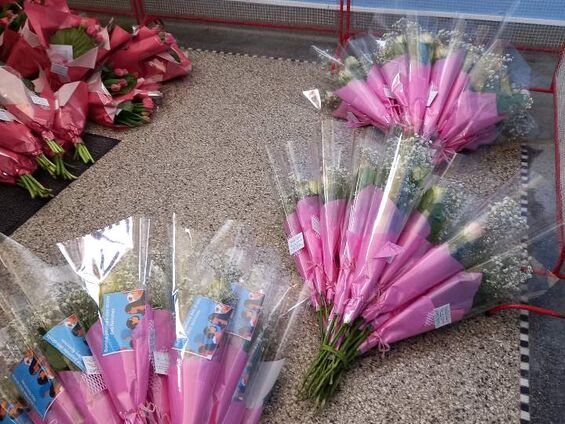 Fêtes des mamies 2022 - roses et bouquets offerts aux mamies et aux femmes de la commune