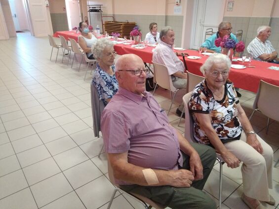 Présentation du nouveau site Internet aux aînés de la commune (Mr Dumont et Mme Leriche) Présentation du nouveau site Internet aux aînés de la commune (Mr Dumont et Mme Leriche)