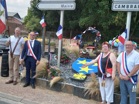 14 juillet 2022 - FLESQUIERES - Inauguration du blason au centre du village - Pierre Duquennoy, porte drapeau, Fabien Leloir, 2nd adjoint, Fernande Lamouret maire, Billy Journet, 1er adjoint - Crédit photo Fabien LELOIR
