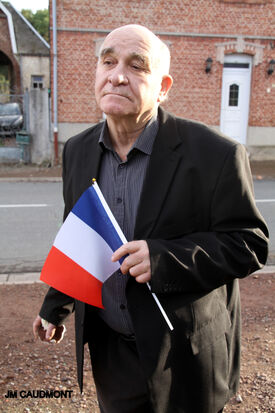 15 octobre 2022 - FLESQUIERES - Cérémonie d'inauguration de l'abribus et d'hommage au Caporal américain J. Bergman avec l'incrustation de son portrait sur la stèle du souvenir - Crédit Photo Jean Marie Caudmont