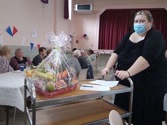 14 juillet 2021 - Flesquières - repas à la salle de fêtes - panier de fruits dont le poids est à découvrir