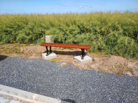 10 juin 2022 - mise en place de bancs sur la route du cimetière et à la mairie - crédit photo : Billy Journet